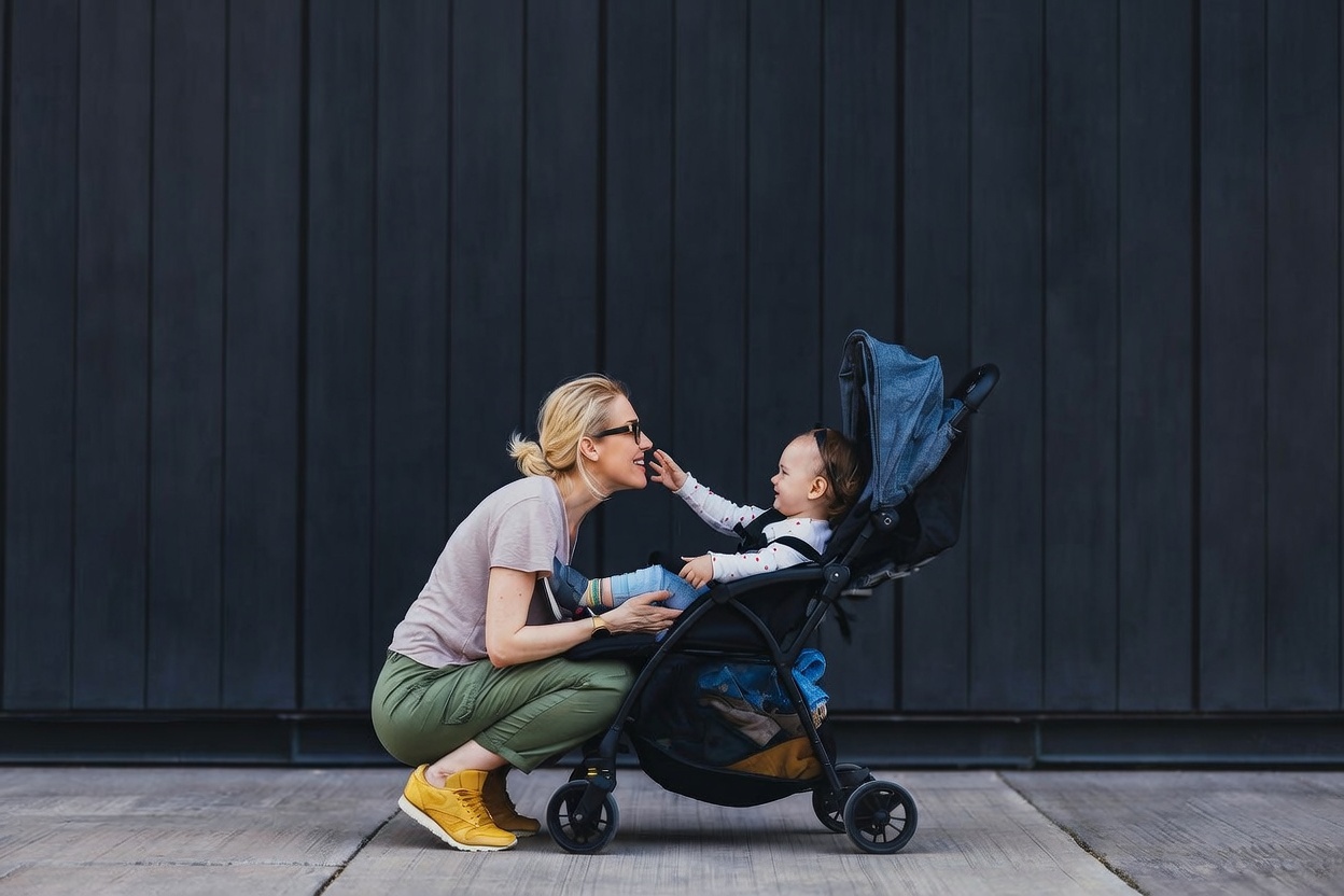 Poussette compacte : maman et bébé heureux